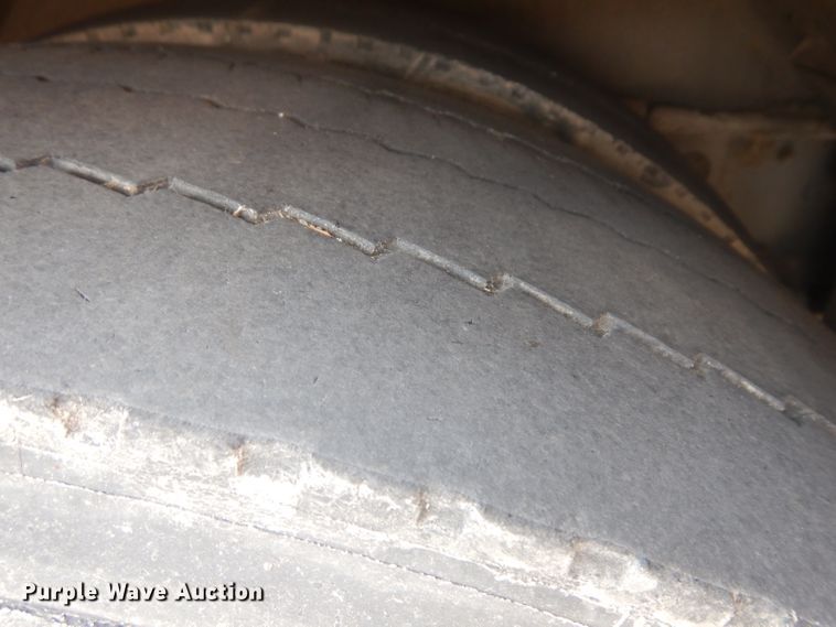 image for item HN9384 2001 Gillig G27B102N4  shuttle bus