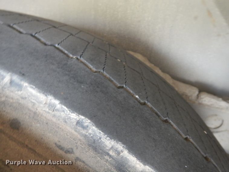 image for item HN9384 2001 Gillig G27B102N4  shuttle bus