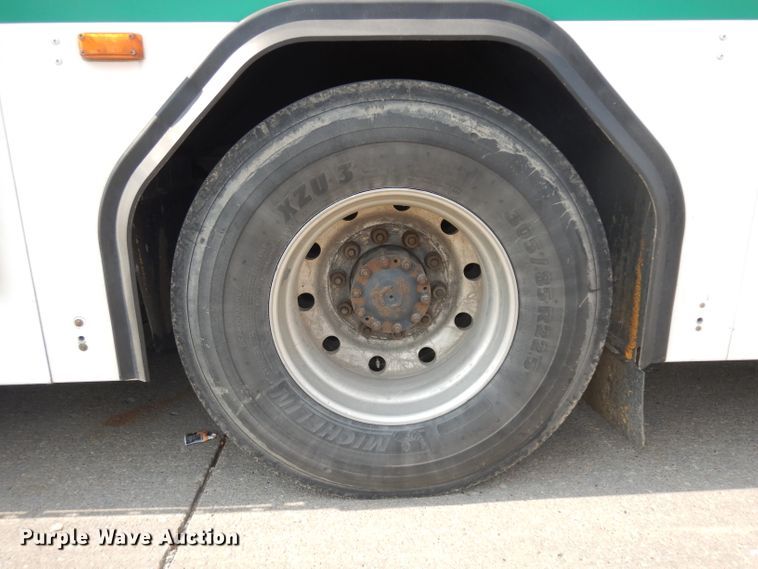 image for item HN9384 2001 Gillig G27B102N4  shuttle bus