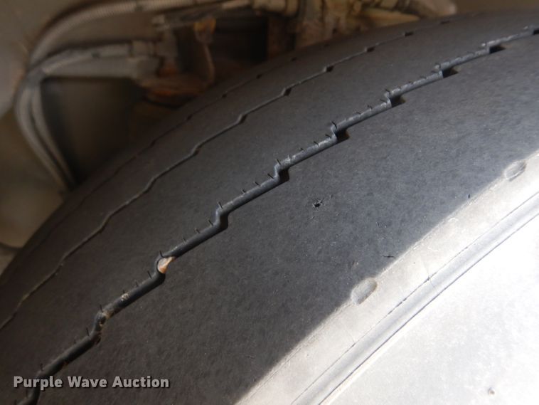 image for item HN9384 2001 Gillig G27B102N4  shuttle bus