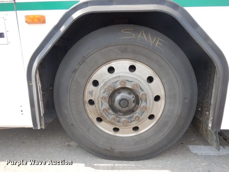 image for item HN9384 2001 Gillig G27B102N4  shuttle bus