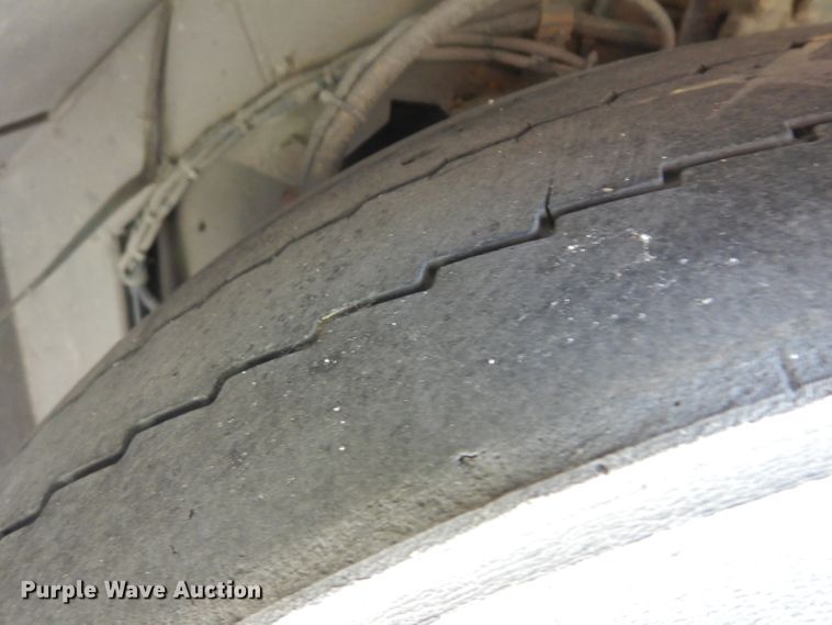 image for item HN9384 2001 Gillig G27B102N4  shuttle bus