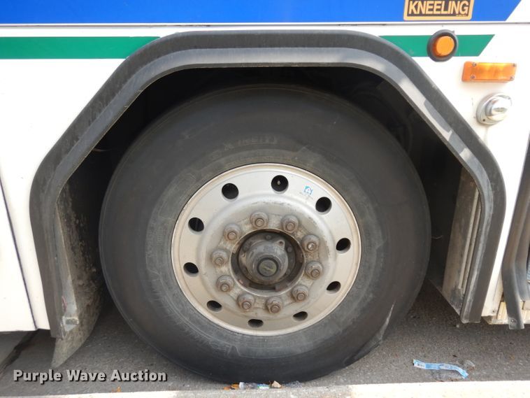 image for item HN9384 2001 Gillig G27B102N4  shuttle bus