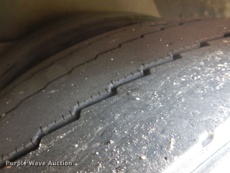 image for item HN9384 2001 Gillig G27B102N4  shuttle bus