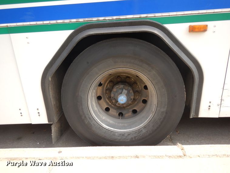 image for item HN9384 2001 Gillig G27B102N4  shuttle bus