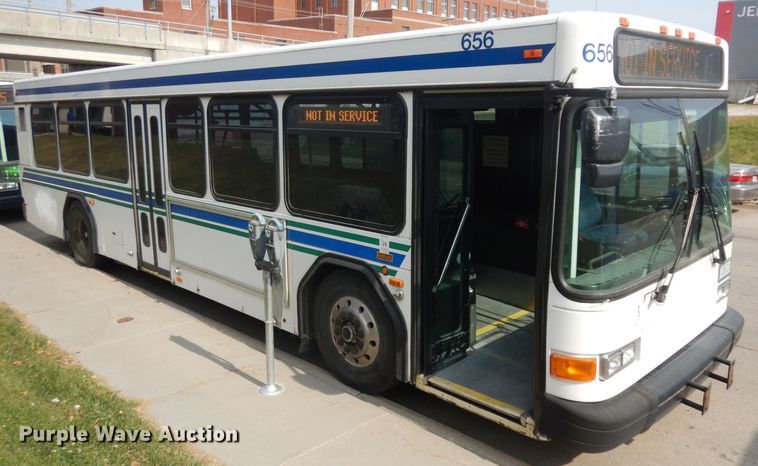 image for item HN9385 2001 Gillig G27B102N4  shuttle bus
