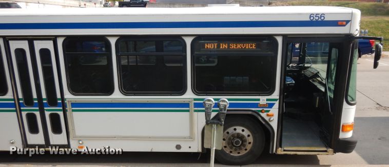 image for item HN9385 2001 Gillig G27B102N4  shuttle bus