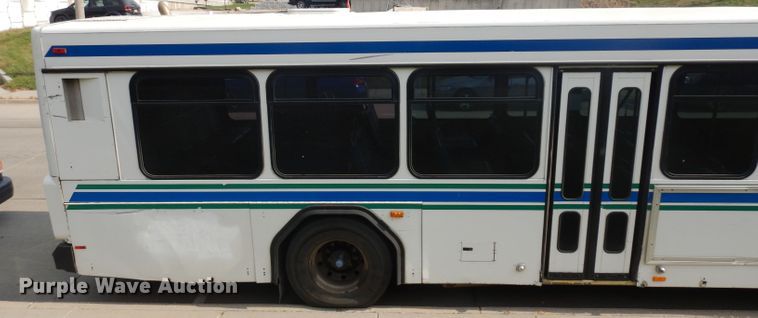 image for item HN9385 2001 Gillig G27B102N4  shuttle bus