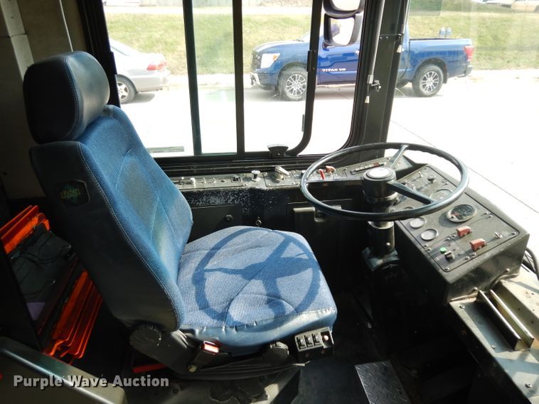 image for item HN9385 2001 Gillig G27B102N4  shuttle bus