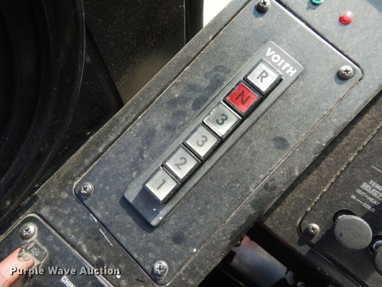 image for item HN9385 2001 Gillig G27B102N4  shuttle bus