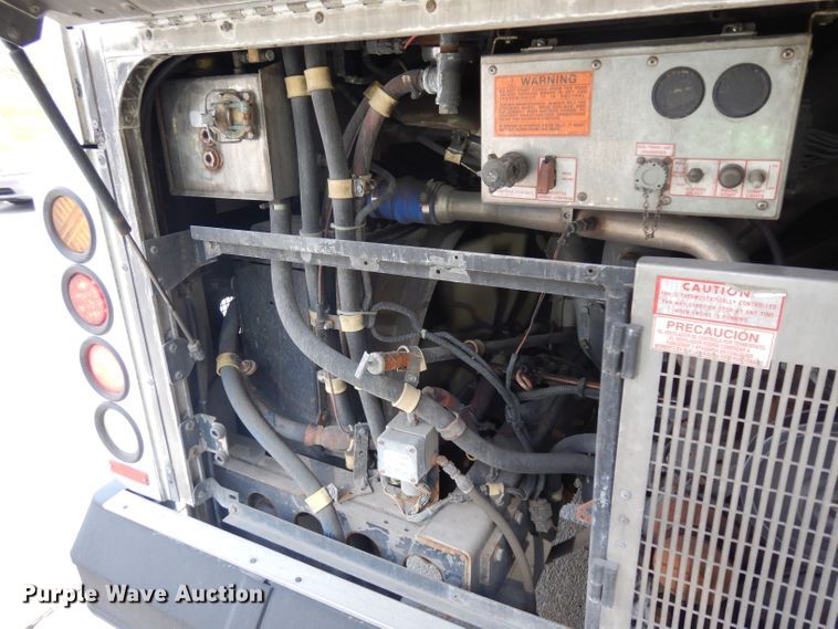 image for item HN9385 2001 Gillig G27B102N4  shuttle bus