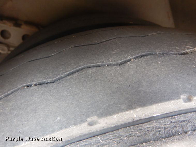 image for item HN9385 2001 Gillig G27B102N4  shuttle bus