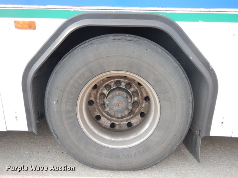 image for item HN9385 2001 Gillig G27B102N4  shuttle bus