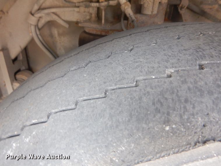 image for item HN9385 2001 Gillig G27B102N4  shuttle bus