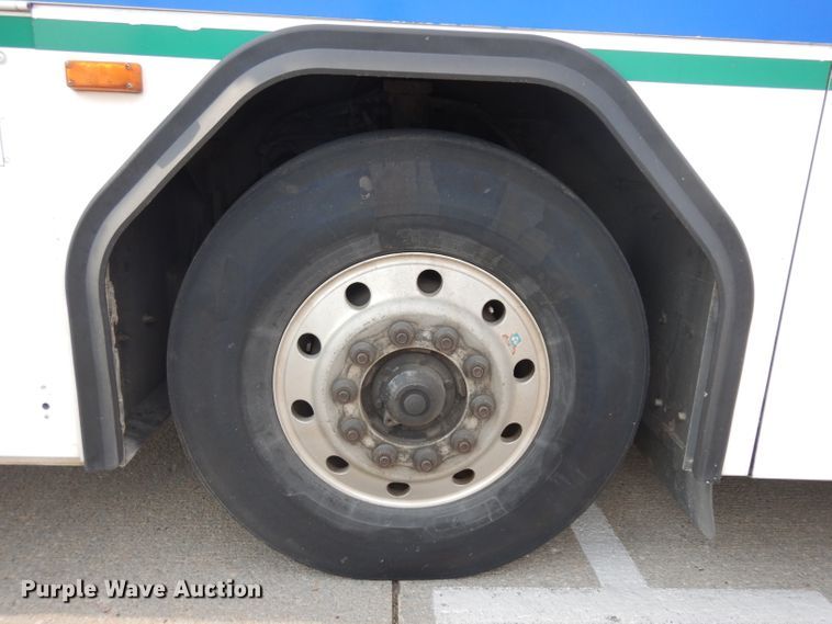 image for item HN9385 2001 Gillig G27B102N4  shuttle bus