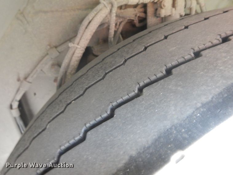 image for item HN9385 2001 Gillig G27B102N4  shuttle bus