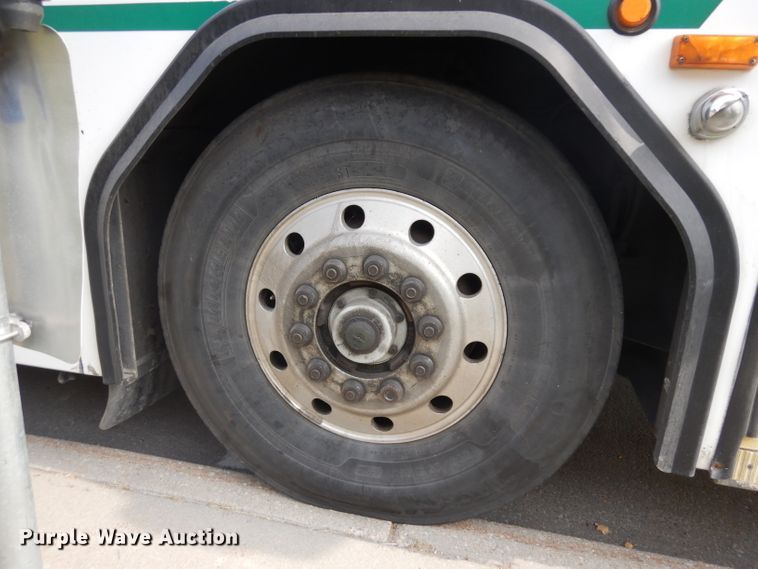 image for item HN9385 2001 Gillig G27B102N4  shuttle bus