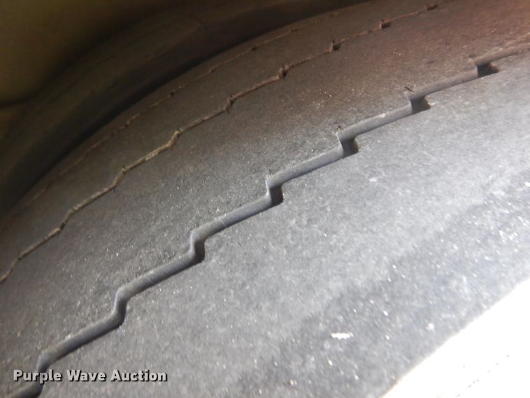 image for item HN9385 2001 Gillig G27B102N4  shuttle bus