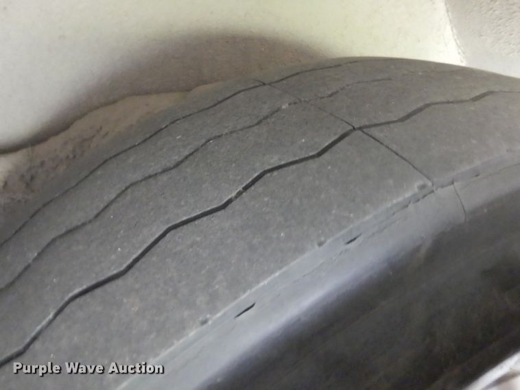 image for item HN9385 2001 Gillig G27B102N4  shuttle bus