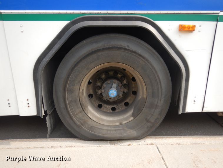 image for item HN9385 2001 Gillig G27B102N4  shuttle bus