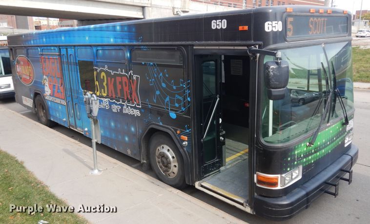 image for item HN9386 2001 Gillig G27B102N4  shuttle bus