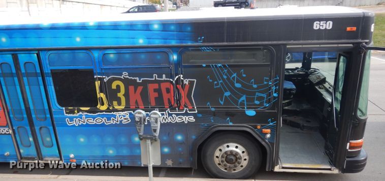 image for item HN9386 2001 Gillig G27B102N4  shuttle bus