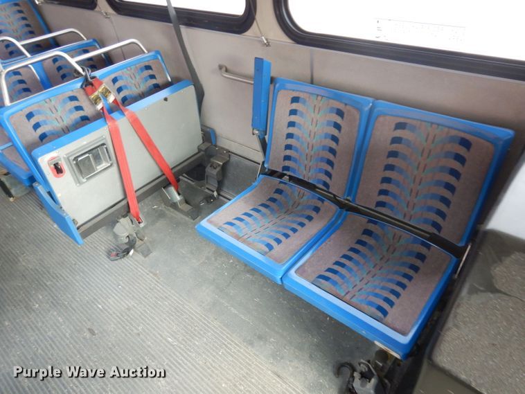 image for item HN9386 2001 Gillig G27B102N4  shuttle bus