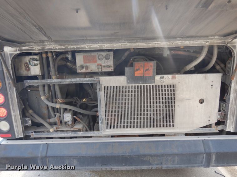 image for item HN9386 2001 Gillig G27B102N4  shuttle bus