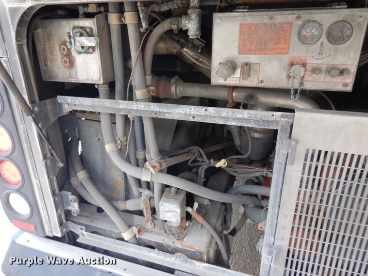 image for item HN9386 2001 Gillig G27B102N4  shuttle bus