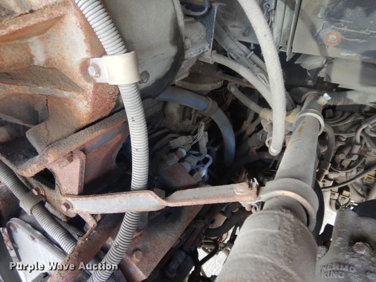 image for item HN9386 2001 Gillig G27B102N4  shuttle bus