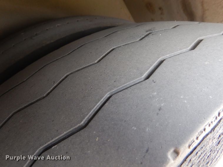 image for item HN9386 2001 Gillig G27B102N4  shuttle bus