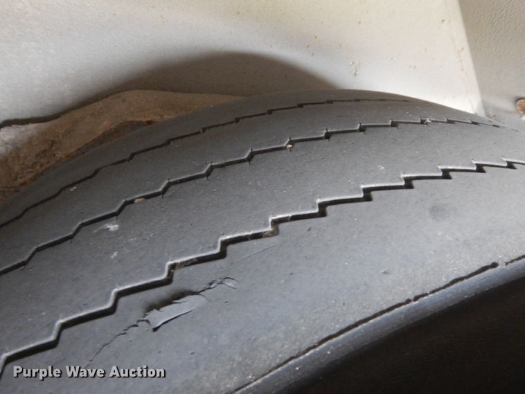 image for item HN9386 2001 Gillig G27B102N4  shuttle bus