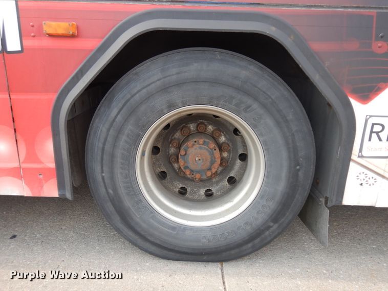 image for item HN9386 2001 Gillig G27B102N4  shuttle bus