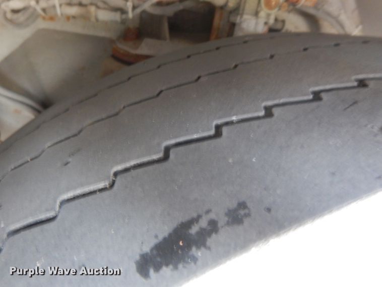 image for item HN9386 2001 Gillig G27B102N4  shuttle bus