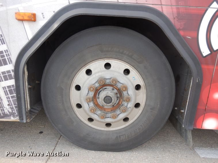 image for item HN9386 2001 Gillig G27B102N4  shuttle bus