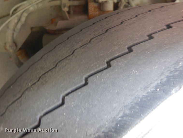 image for item HN9386 2001 Gillig G27B102N4  shuttle bus