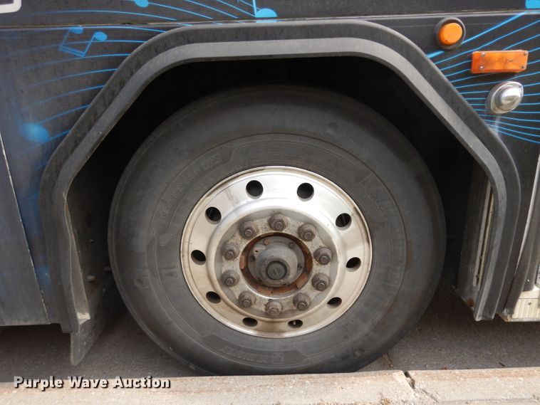 image for item HN9386 2001 Gillig G27B102N4  shuttle bus