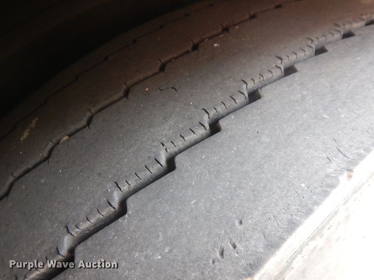 image for item HN9386 2001 Gillig G27B102N4  shuttle bus