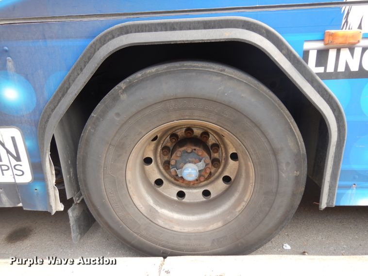 image for item HN9386 2001 Gillig G27B102N4  shuttle bus