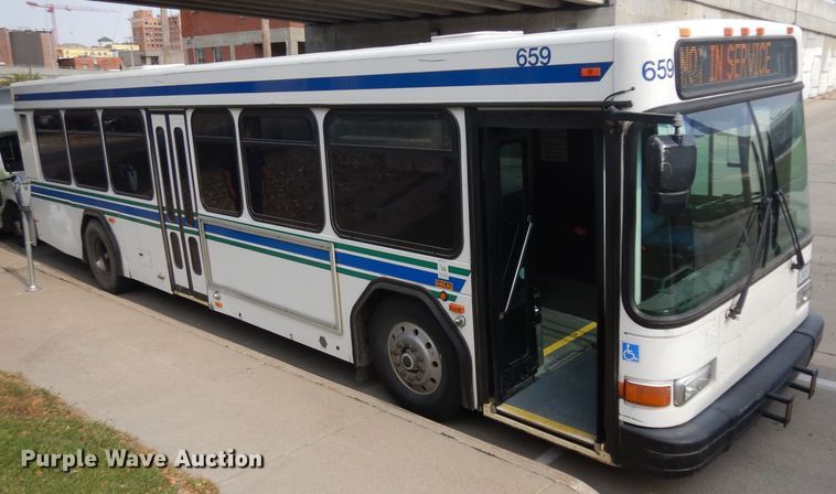 image for item HN9387 2001 Gillig G27B102N4  shuttle bus