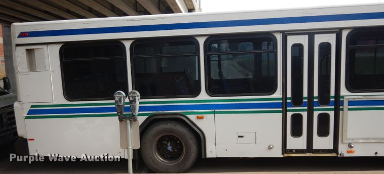 image for item HN9387 2001 Gillig G27B102N4  shuttle bus