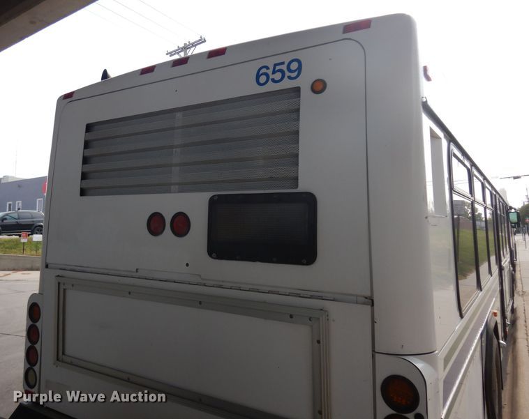 image for item HN9387 2001 Gillig G27B102N4  shuttle bus