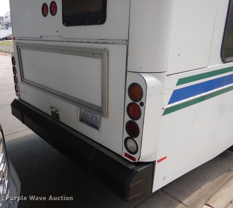 image for item HN9387 2001 Gillig G27B102N4  shuttle bus