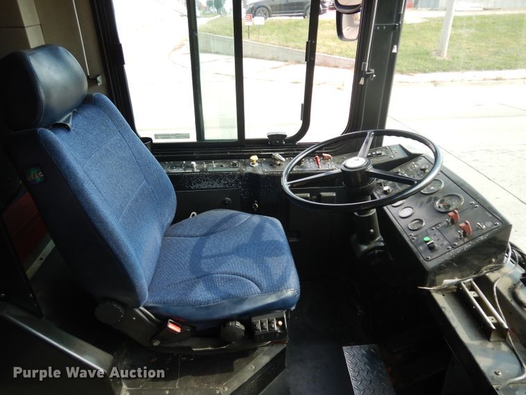 image for item HN9387 2001 Gillig G27B102N4  shuttle bus
