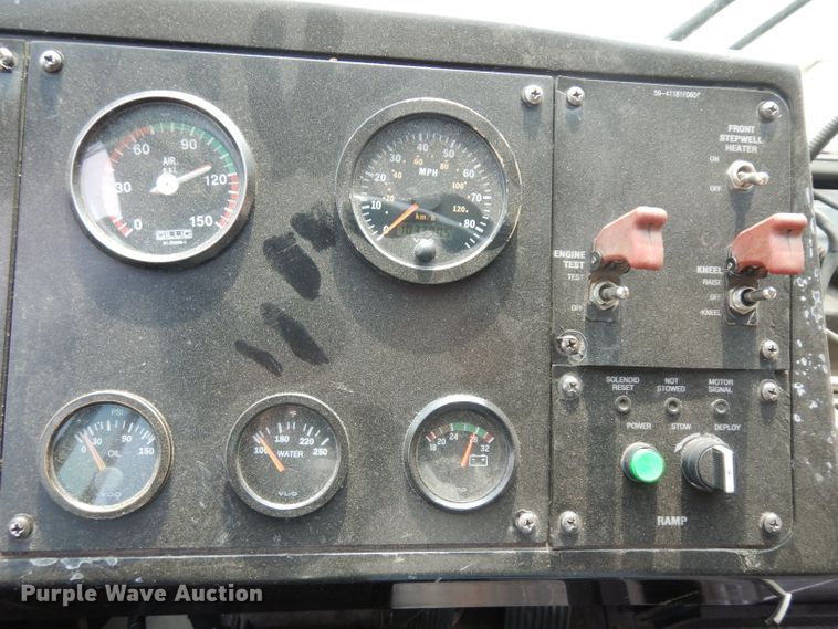 image for item HN9387 2001 Gillig G27B102N4  shuttle bus