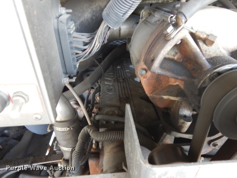 image for item HN9387 2001 Gillig G27B102N4  shuttle bus