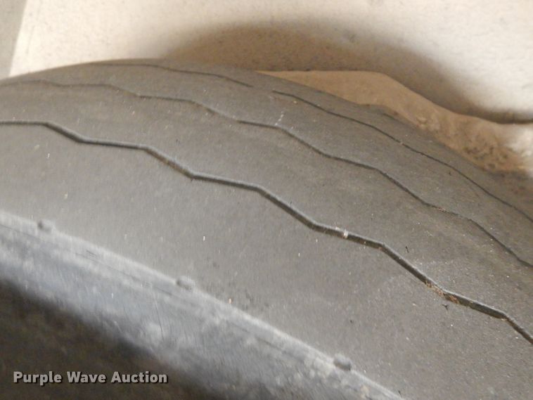 image for item HN9387 2001 Gillig G27B102N4  shuttle bus