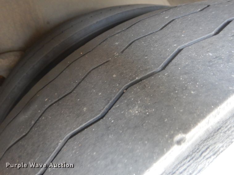 image for item HN9387 2001 Gillig G27B102N4  shuttle bus