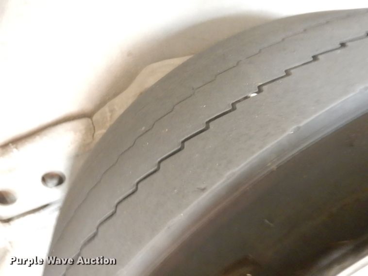 image for item HN9387 2001 Gillig G27B102N4  shuttle bus