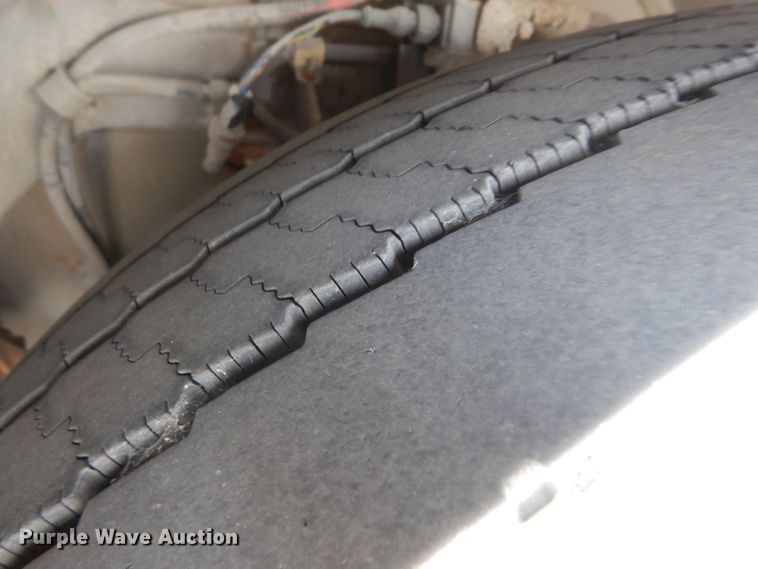 image for item HN9387 2001 Gillig G27B102N4  shuttle bus